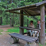 Lesní lavice u odbočky k prameni